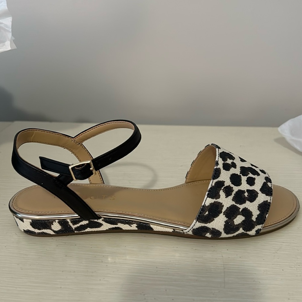 New in box Talbots daisy sandals size 7 M